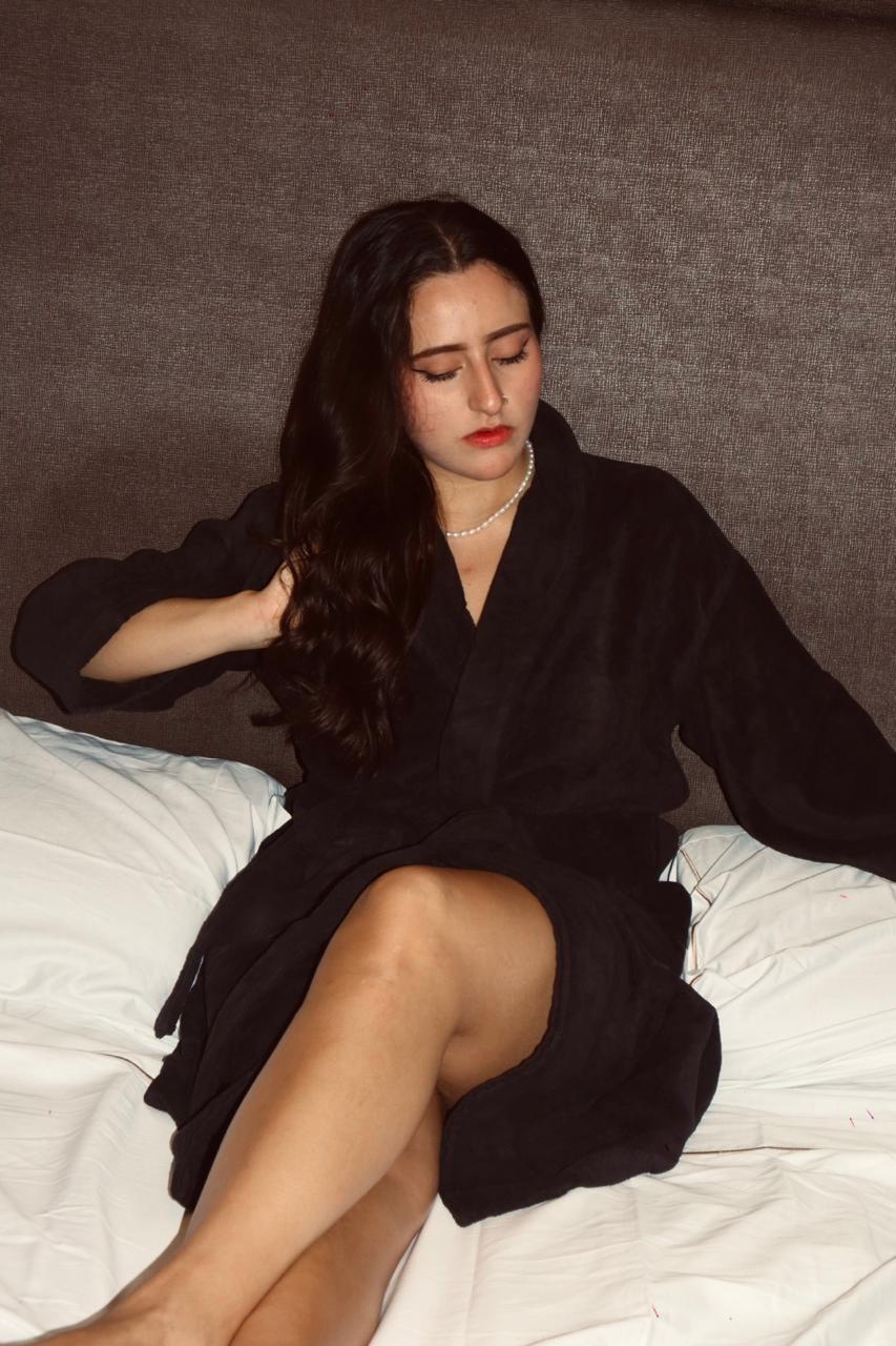 BATA DE TERCIOPELO BLACK NOIR